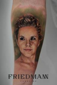 modello realistico del tatuaggio del ritratto femminile di colore del braccio