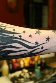 ramię dziewczyna brunetka i wzór tatuażu gwiazdy
