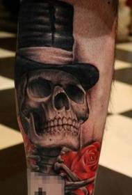 Фантастический черный пепел Джентри и красная роза татуировки