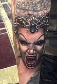 크라운 문신 패턴을 입고 팔 악한 여성 뱀파이어