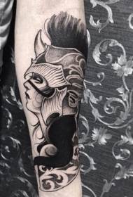 donna misteriosa nera sbalordita con motivo tatuaggio casco