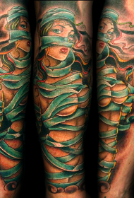 modello del tatuaggio della vecchia mummia del fumetto di colore del braccio della scuola
