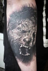 diseño de tatuaje de brazo de hombre lobo aterrador en blanco y negro de estilo realista