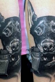 disegno del tatuaggio del cane con una pistola in bocca