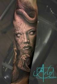 rankos paslaptingo portreto veidas ir įniršusios gyvatės tatuiruotės modelis