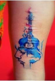 Budak dina panangan dicét skécét skésa kreatif parut ngalereskeun gambar tattoo gitar