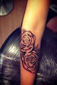 arm schwaarz-wäiss realistesche Stil rose Tattoo Muster
