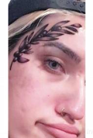 vajzë tatuazh i bimëve të përballet me fotografinë e zezë të tatuazhit me gri të zezë
