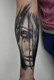 klenge Arm gemoolt weiblech hallef Gesiicht Portrait Tattoo Muster