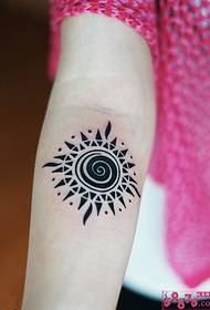 braço interno da imagem de tatuagem de totem do sol