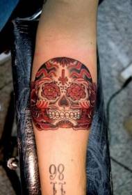 ръка черен и червен череп татуировка модел