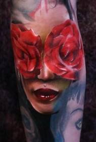 バラのタトゥーパターンを持つ腕の色の女性の肖像画