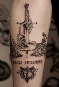 braccio tatuaggio old school pugnale nero e motivo floreale lettera tatuaggio