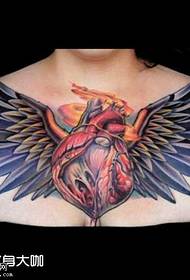 胸部心脏翅膀纹身图案