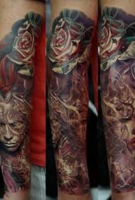 arm geverf delikate vroulike portret en roos tatoeëring patroon