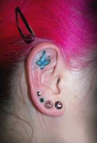 耳に青い蝶のタトゥーパターン