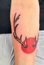 црвени круг руке и узорак тетоваже рога