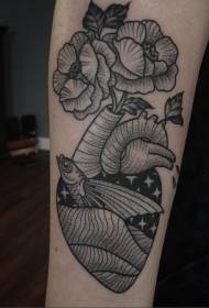 rankos juoda senosios mokyklos širdis kartu su žuvies ir gėlių tatuiruotės modeliu
