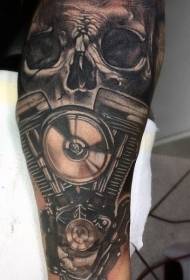 črno sivi slog tatuje lobanje in motor motorja