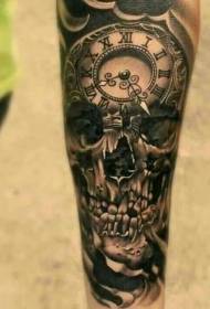Arm svart skalle med vintage klockatatueringmönster