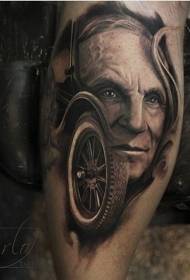 Retrato de home e patrón de tatuaxe de roda de coche antigo