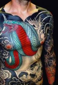 На жываце і грудзях малюецца кобра і чэрап малюнка татуіроўкі