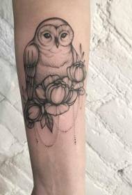 手臂黑刺的甜貓頭鷹和花朵紋身圖案