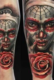Mexikoko eskola zaharreko emakumezko aurpegia eta arrosa tatuaje eredua