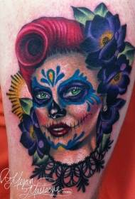 Meksikansk kvinnelig portrett i tradisjonell stilfarge med tatoveringsblomster for blomster