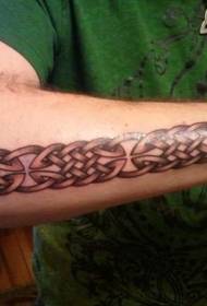 bukton nga usa ka personalidad sa sumbanan sa tattoo sa Celtic knot