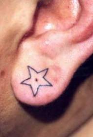 маленька зірка візерунок татуювання на вусі