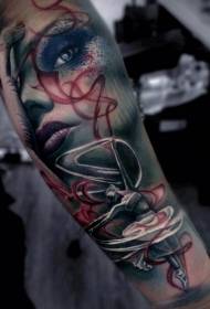 danzatore di balletto di fiocco e modello di tatuaggio dipinto volto di donna