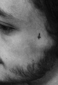 mini mažas tatuiruotė berniukas veidas juodas mini tatuiruotė nuotrauka