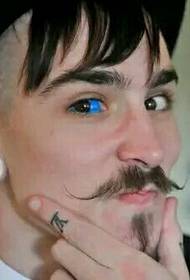 Wagen Sie es, ein solches Augentattoo auszuprobieren