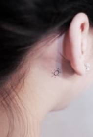 ušní kořen tetování ucho za super jednoduchou a nenápadnou skupinou malých tetování Obrázek