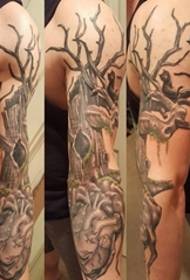 panangan lalaki dina tattoo jantung mékanis hideung abu sareng gambar tato Tree