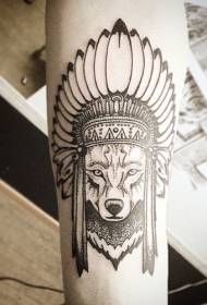 маленький черный индийский волк с рисунком татуировки шлем