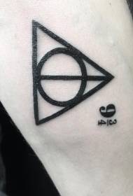 ръка готин черен триъгълник и кръгъл модел на татуировка