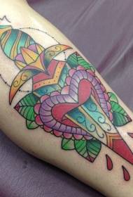 обоена прекрасна гуска со шема на тетоважа во форма на срце