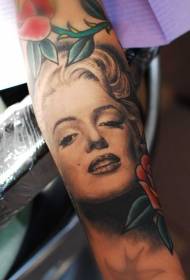 lámh dubh réadúil Marilyn Monroe patrún tattoo portráid