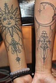 Roku mīļotājiem gudrs saules un mēness tetovējums