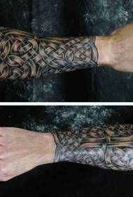 Tipiškas mažos rankos keltų stiliaus tatuiruotės modelis