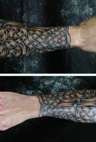 Modello di tatuaggio tipico in stile celtico a braccio piccolo