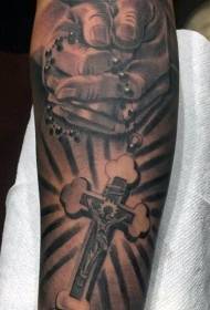 неверојатен црно-сив стил молитвени раце во комбинација со крос тетоважа шема