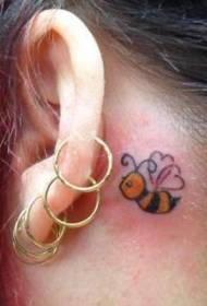 Urechile după modelul de tatuaj de albine de desene animate rădăcină