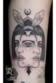 modello di tatuaggio viso e insetto donna nera stile surreale