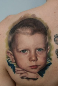 Volver realista niño pequeño lindo retrato tatuaje patrón
