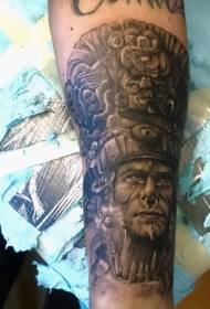 Roka realističen črni plemenski vzorec tetovaže duhovnika