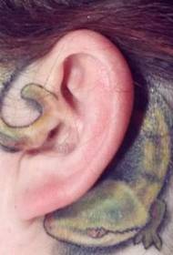 色の小さなトカゲのタトゥーパターンの耳イラストスタイル
