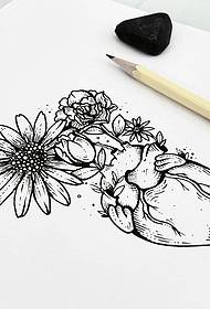 心臟和花朵的紋身圖案手稿
